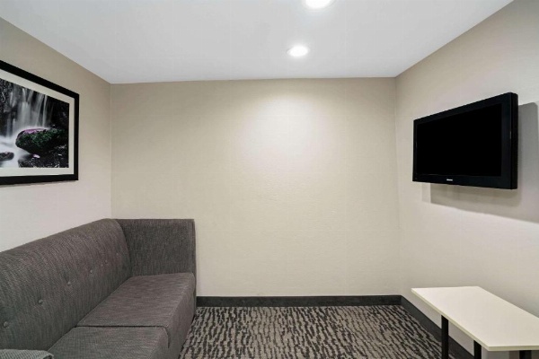 La Quinta Inn & Suites by Wyndham Knoxville North I-75 image 10