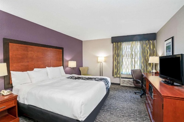 La Quinta Inn & Suites by Wyndham Knoxville North I-75 image 22