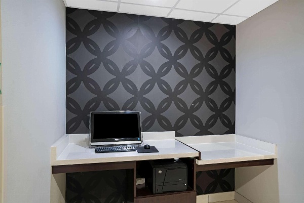 La Quinta Inn & Suites by Wyndham Knoxville North I-75 Main image