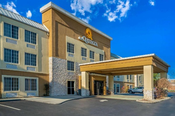 La Quinta Inn & Suites by Wyndham Knoxville North I-75 image 30