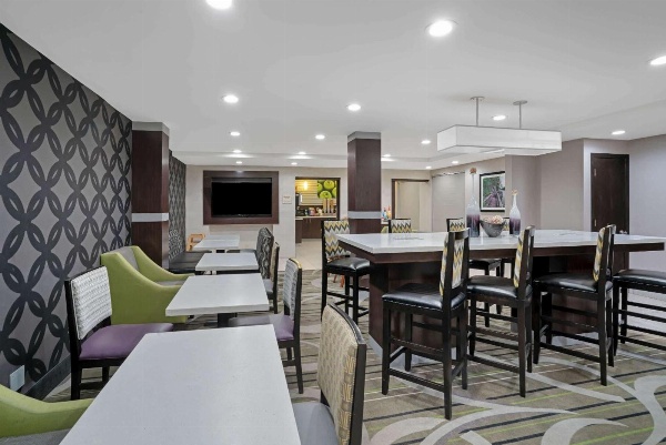 La Quinta Inn & Suites by Wyndham Knoxville North I-75 image 6